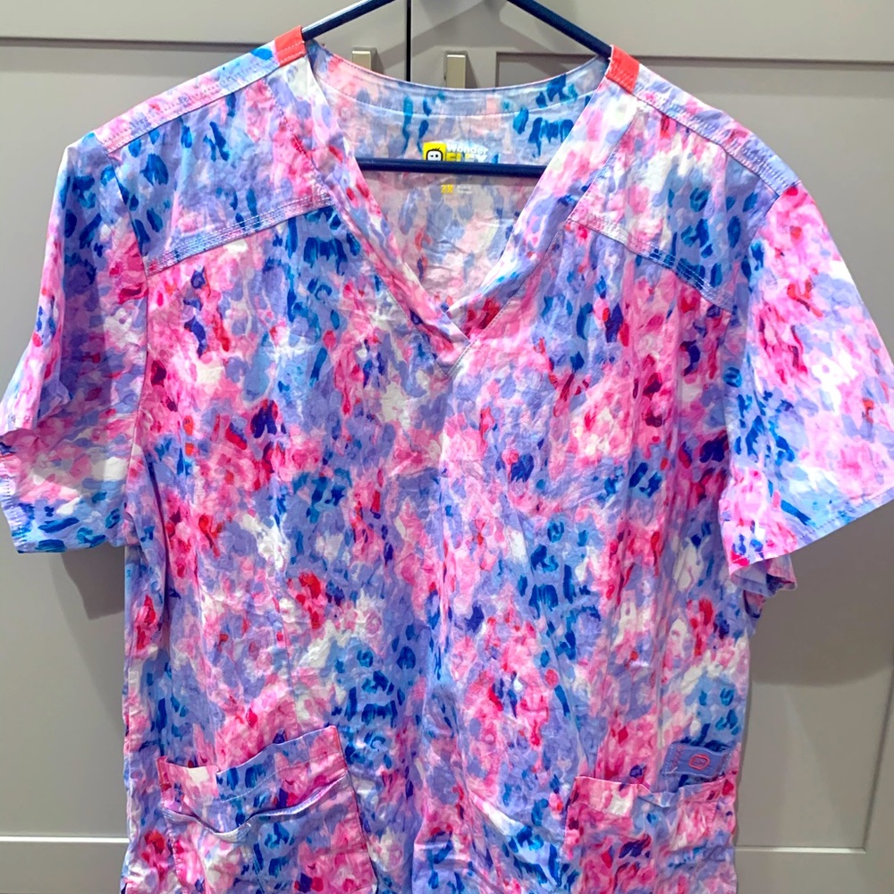 Wonder Wink scrub top